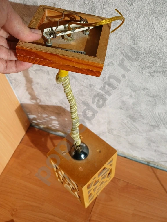 Светильник потолочный подвесной деревянный на одну лампочку. Плафон 18x13см.