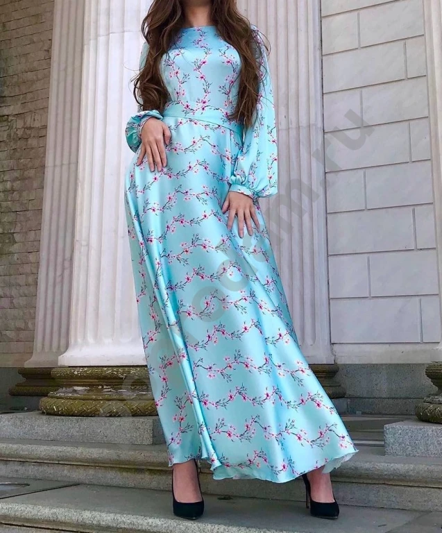 Брендовое голубое цветочное платье с поясом