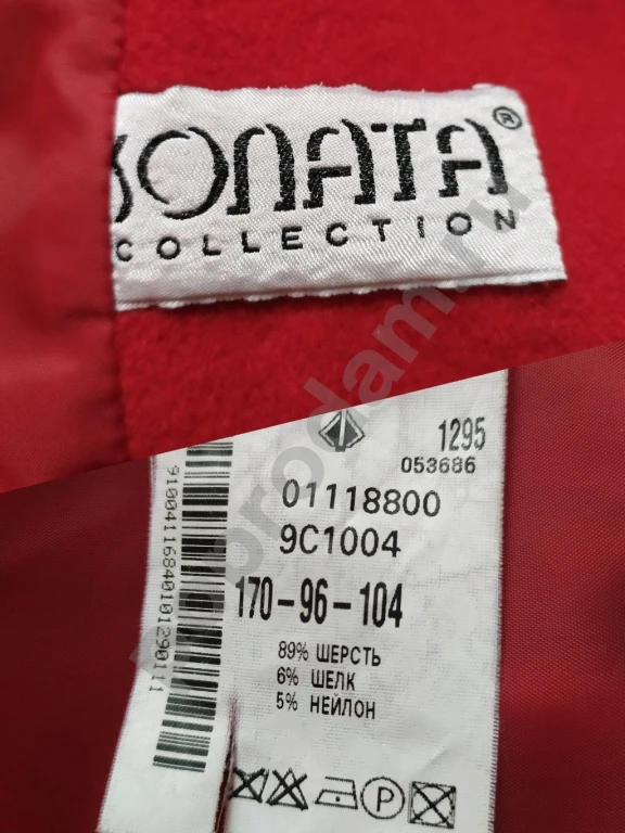 Пальто женское демисезонное красного цвета классического силуэта с карманами.