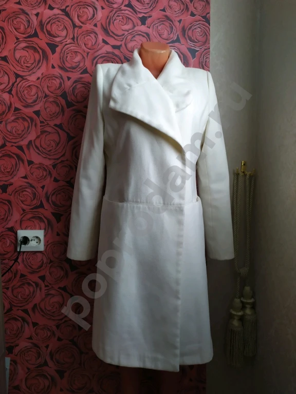 Пальто женское демисезонное белого цвета с потайными пуговицами и с поясом