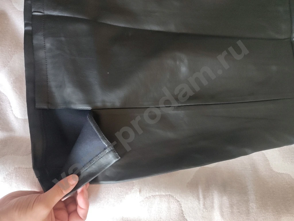 Черная юбка-трапеция из экокожи с разрезом Gloria Jeans