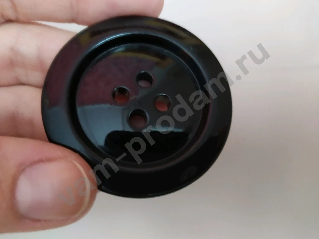 ПуговицаДиаметр 5 смЦвет черный. Подходит для верхней одежды и сумок. Б/у