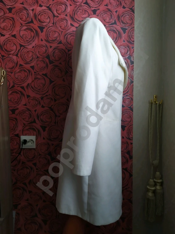 Пальто женское демисезонное белого цвета с потайными пуговицами и с поясом