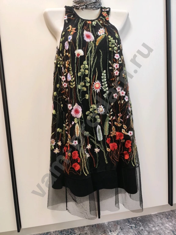 Платье с вышивкой 42-44
