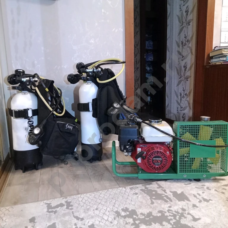 Два акваланга и компресор