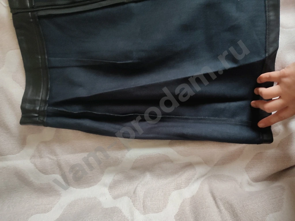 Черная юбка-трапеция из экокожи с разрезом Gloria Jeans