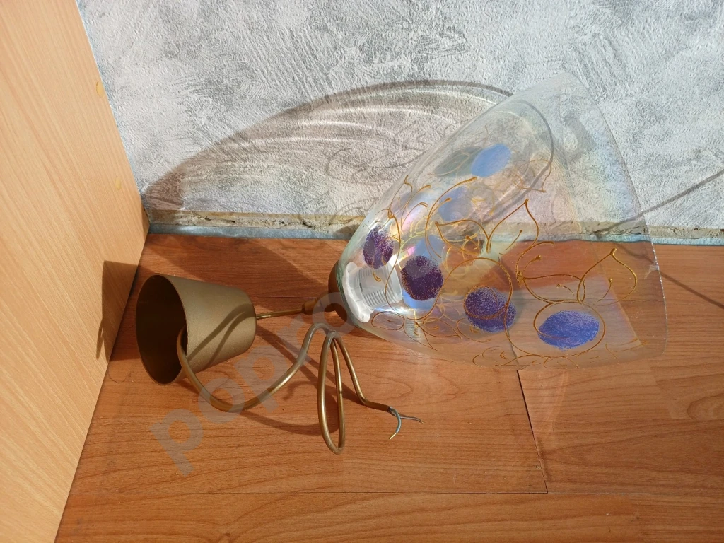 Светильник потолочный стекло с рисунком на одну лампочку. Плафон диаметр 23см. Высота 26см