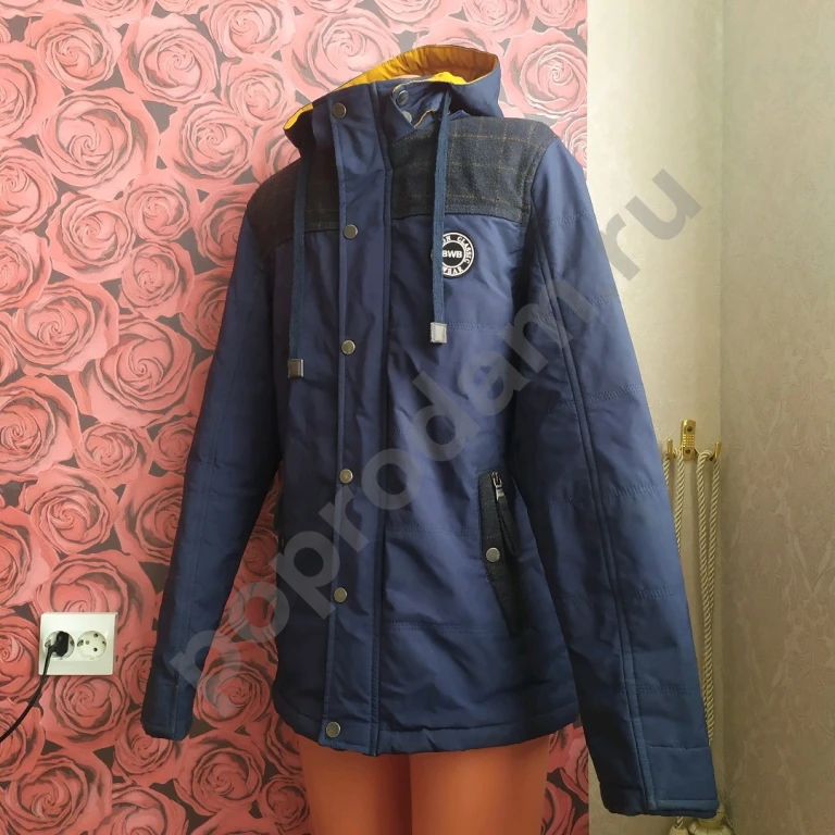 Мужская демисезонная куртка синего цвета с капюшоном