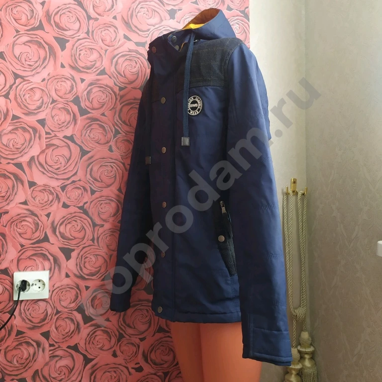Мужская демисезонная куртка синего цвета с капюшоном