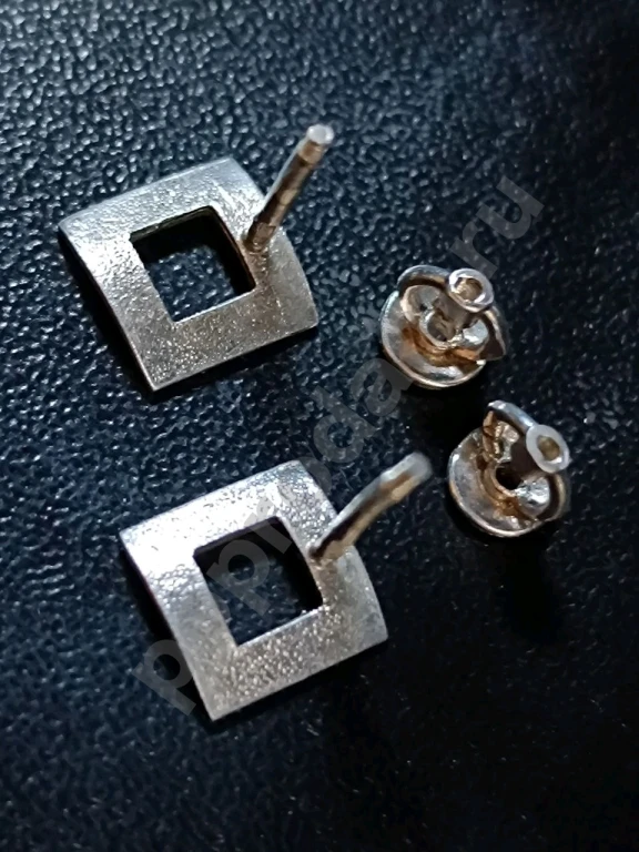 Серьги гвоздики. Серебро 925 пробы. Тризуб. На закрутках.