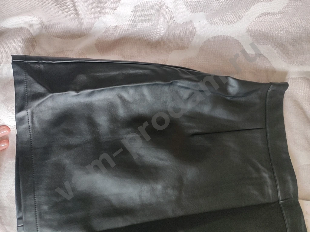 Черная юбка-трапеция из экокожи с разрезом Gloria Jeans