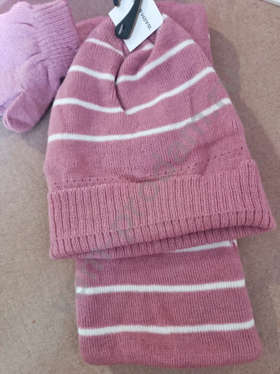 Новый комплект для девочки: шапка, шарф и перчатки