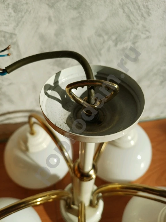 Люстра пятирожковая. СССР. Цвет белый с золотым. Плафон диаметр 18,5см.