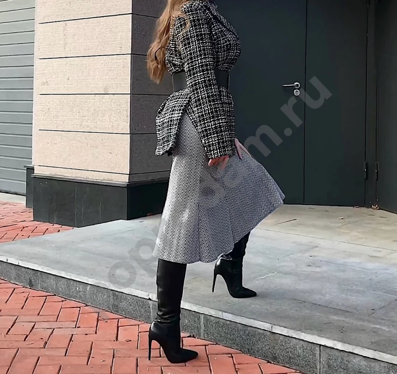 Брендовая женская серая теплая юбка миди с узором