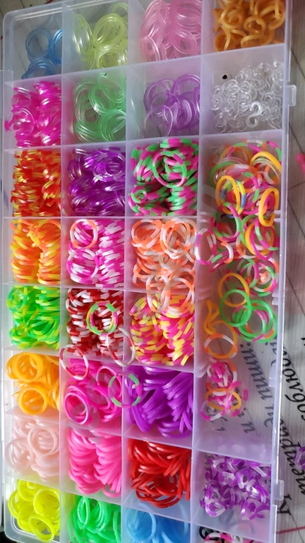 Браслеты кольца и брелоки из бисера и резинок