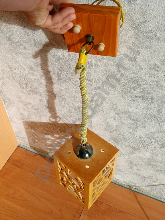 Светильник потолочный подвесной деревянный на одну лампочку. Плафон 18x13см.