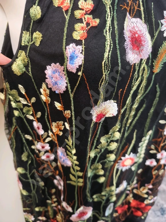 Платье с вышивкой 42-44