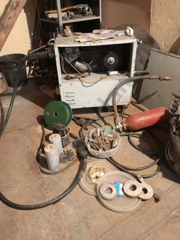 Сварочный полуавтомат.с двумя газовыми баллонами и аксесуарами