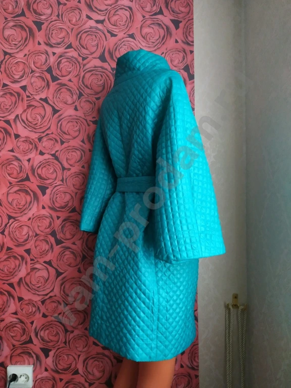 Плащ женский демисезонный прямого силуэта с поясом, воротник стойка, рукав 3/4.