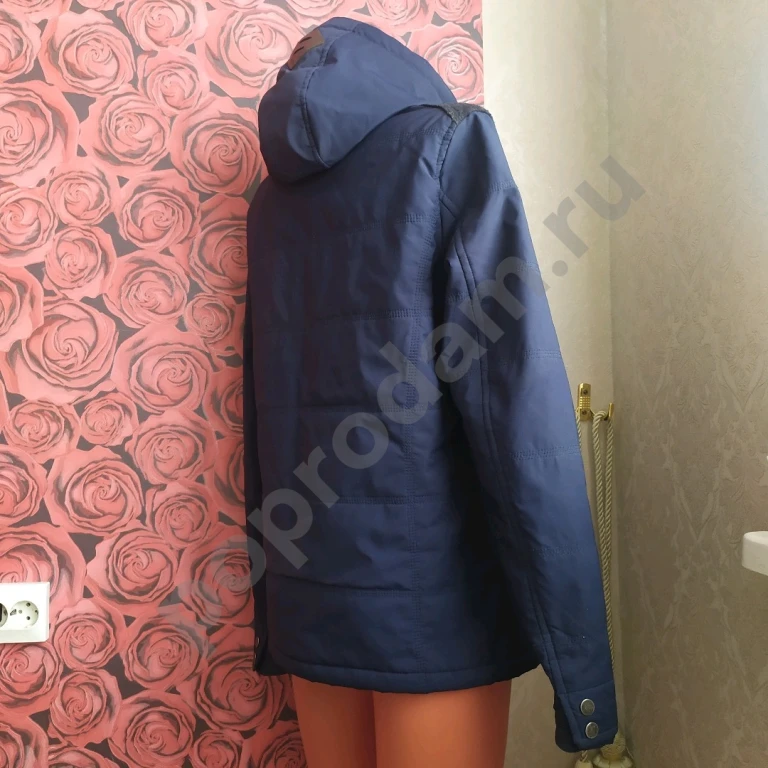 Мужская демисезонная куртка синего цвета с капюшоном
