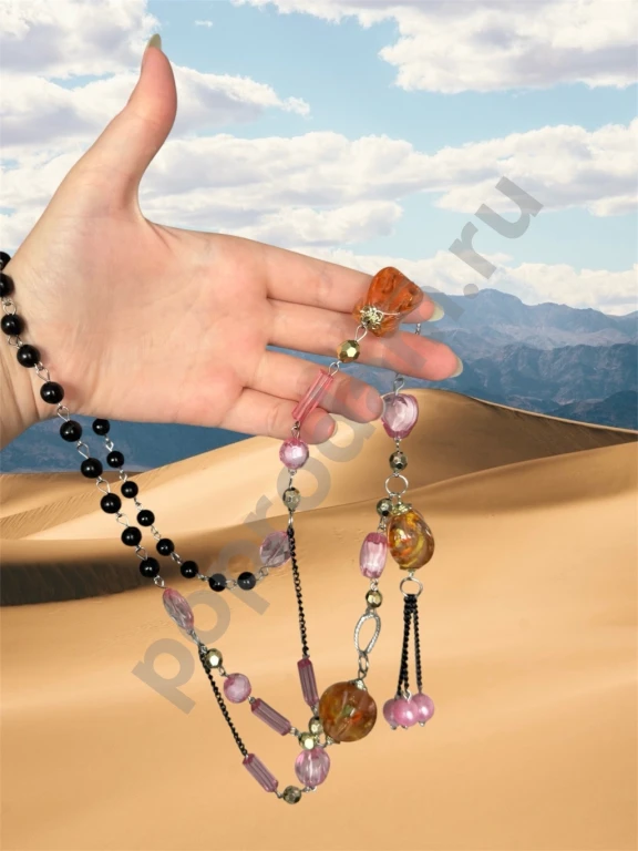 Длинное красивое ожерелье с камешками