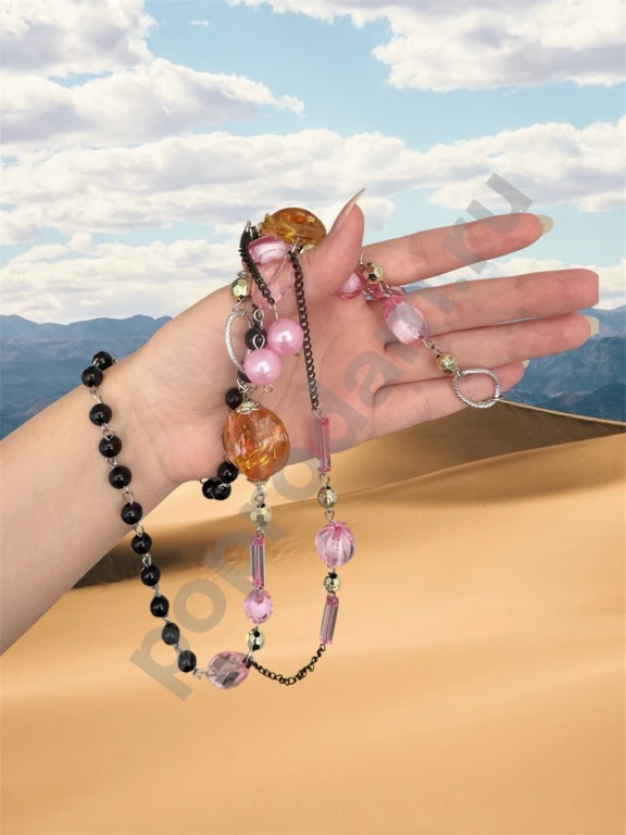 Длинное красивое ожерелье с камешками