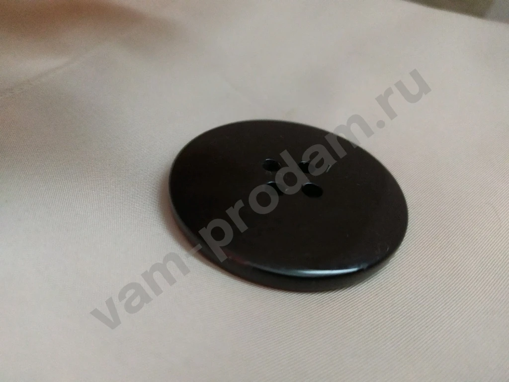 ПуговицаДиаметр 5 смЦвет черный. Подходит для верхней одежды и сумок. Б/у
