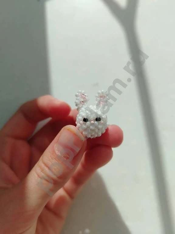 Фигурка из бисера заяц
