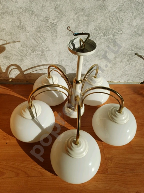 Люстра пятирожковая. СССР. Цвет белый с золотым. Плафон диаметр 18,5см.