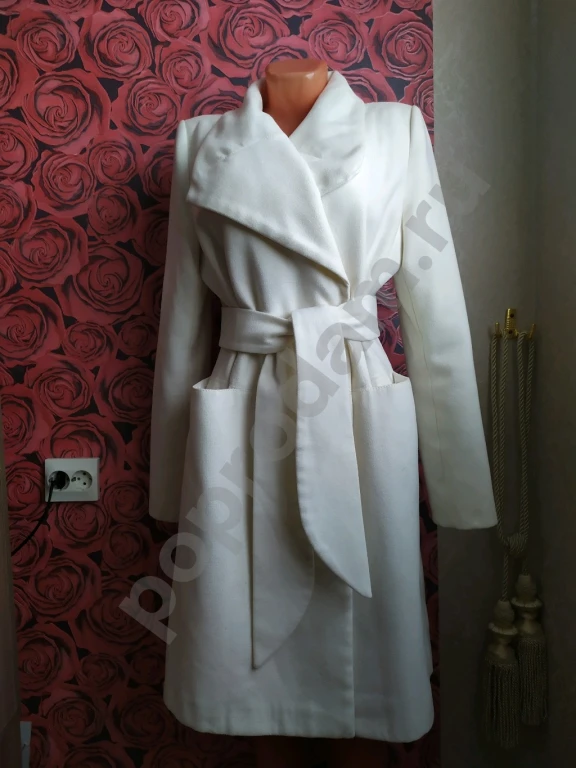 Пальто женское демисезонное белого цвета с потайными пуговицами и с поясом