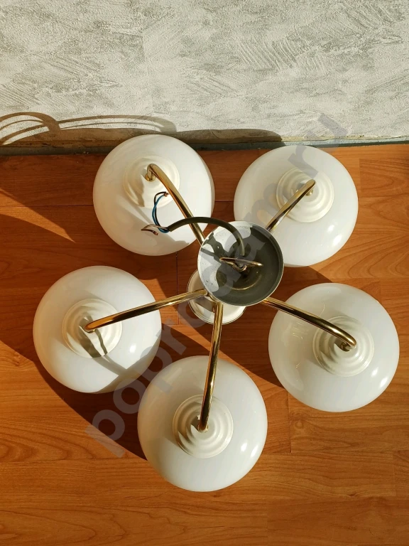 Люстра пятирожковая. СССР. Цвет белый с золотым. Плафон диаметр 18,5см.