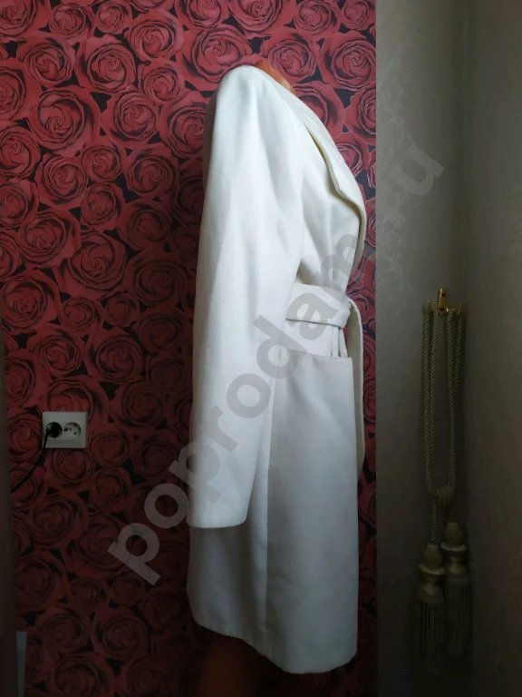 Пальто женское демисезонное белого цвета с потайными пуговицами и с поясом