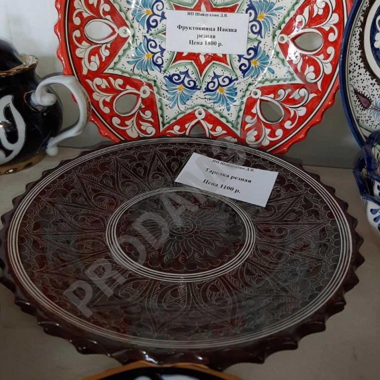 Тарелка резная