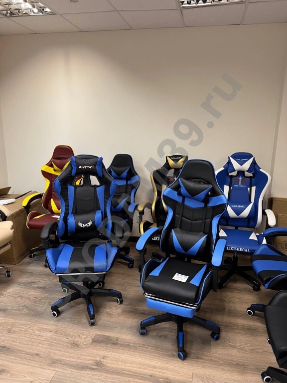 Геймерское кресло с подножкой