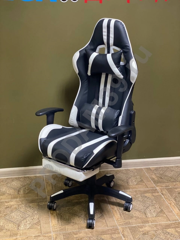 Геймерское кресло с подножкой
