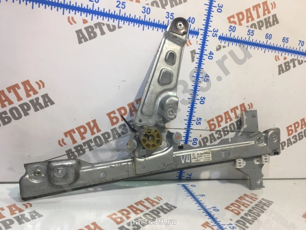 Стеклоподъемник передний левый ( электрический)