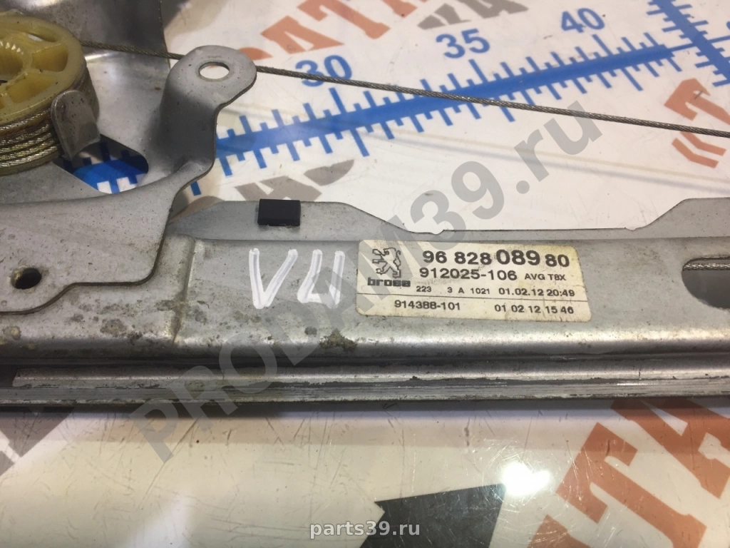 Стеклоподъемник передний левый ( электрический)