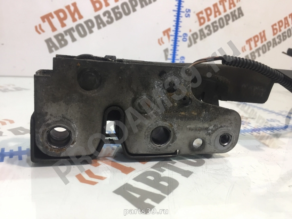 Замок капота на Volkswagen Golf 5 поколение 03-09