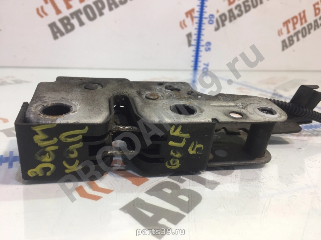 Замок капота на Volkswagen Golf 5 поколение 03-09