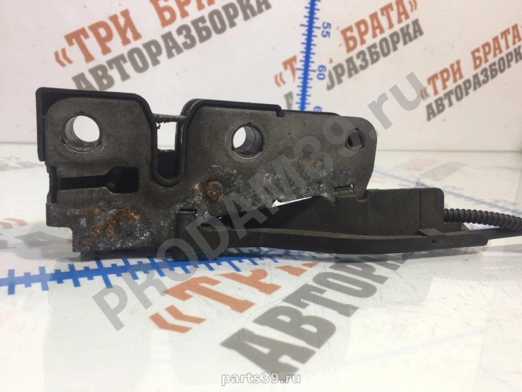 Замок капота на Volkswagen Golf 5 поколение 03-09