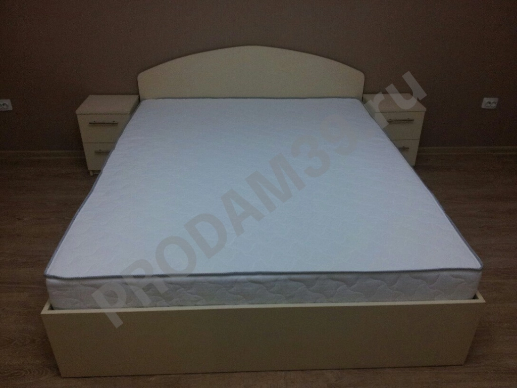 Кровать с радиусной спинкой