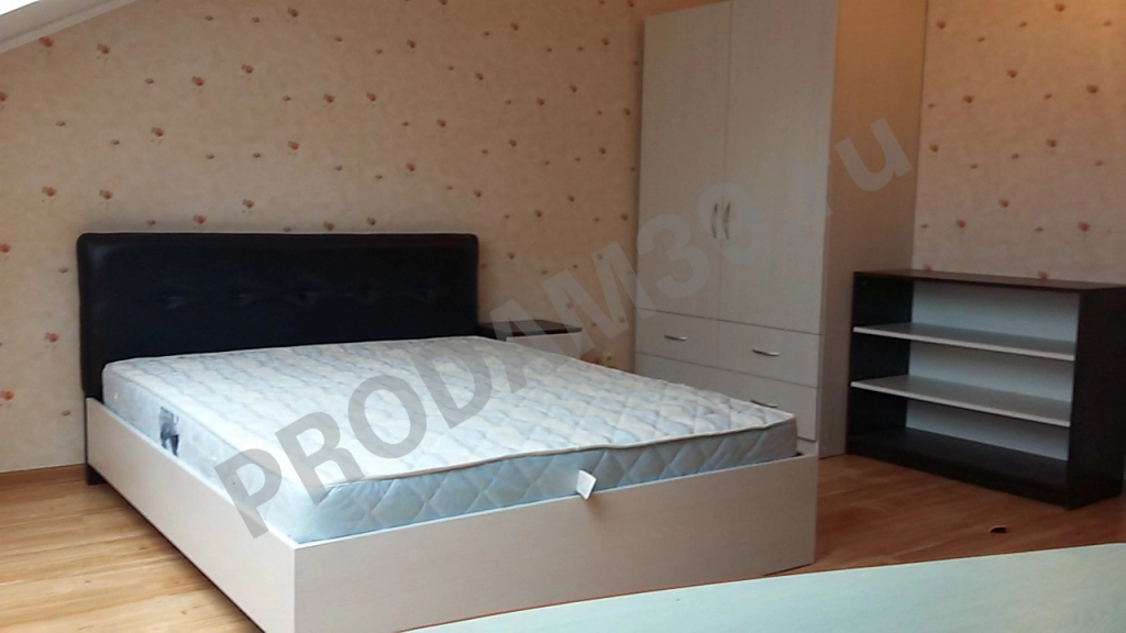 Кровать с мягкой спинкой 