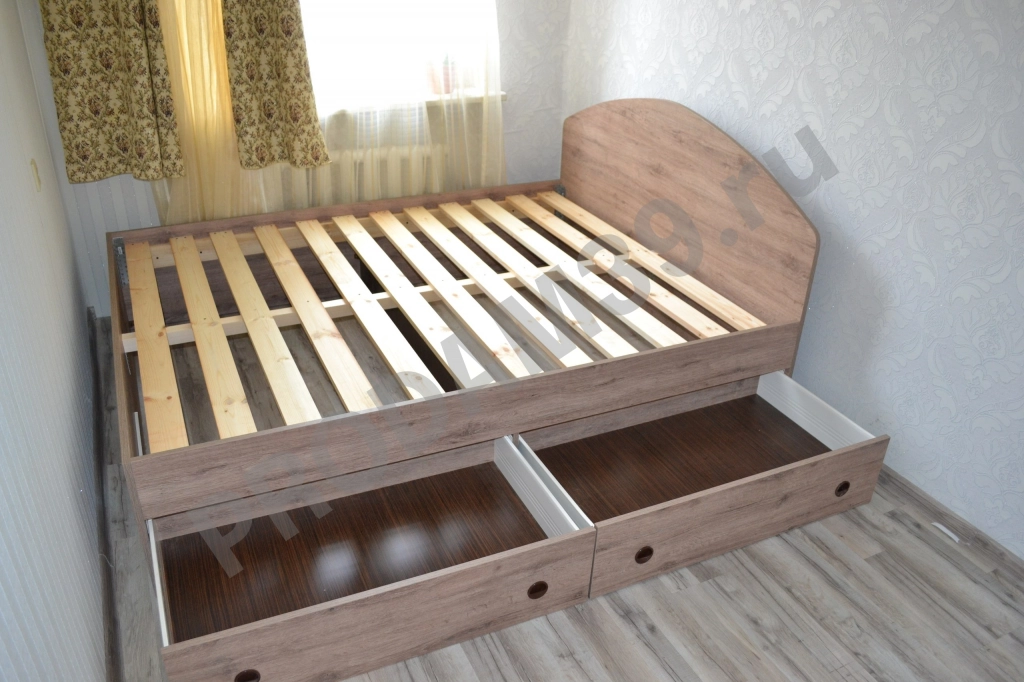 Кровать с выдвижными ящиками