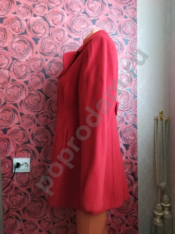 Пальто женское демисезонное красного цвета классического силуэта с карманами.