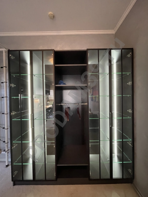 Распашной шкаф с стеклянной витриной