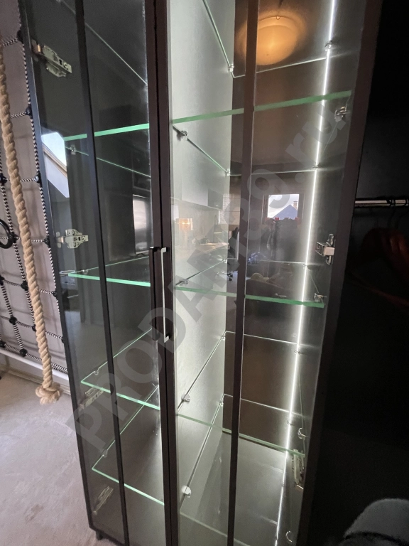 Распашной шкаф с стеклянной витриной