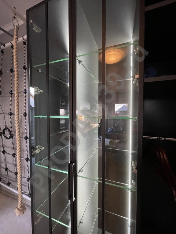 Распашной шкаф с стеклянной витриной