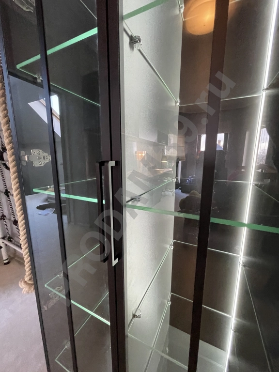 Распашной шкаф с стеклянной витриной