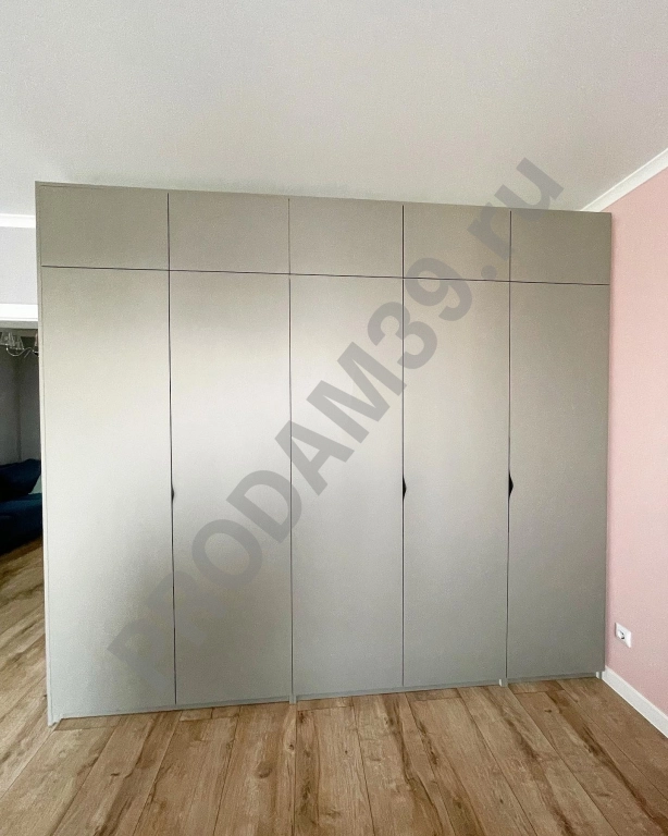 Распашной шкаф