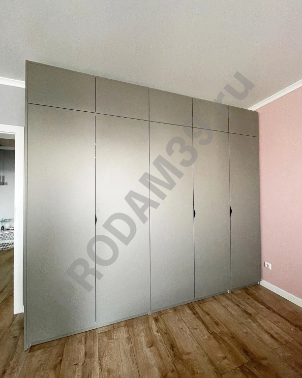 Распашной шкаф